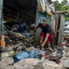 Petugas mengangkut sampah di Tempat Pembuangan Sampah (TPS) liar di Jalan Citepus, Kota Bandung, Jumat (23/5). Foto: Dimas Rachmatsyah / Jabar Ekspres