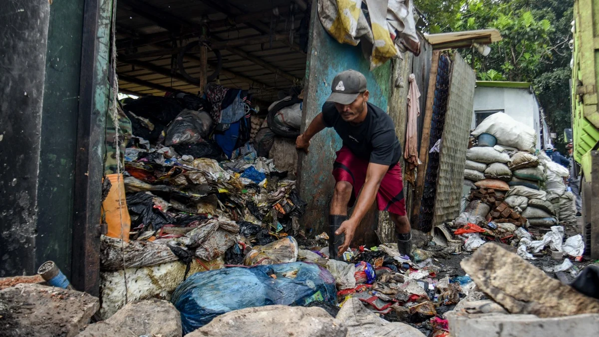 Petugas mengangkut sampah di Tempat Pembuangan Sampah (TPS) liar di Jalan Citepus, Kota Bandung, Jumat (23/5). Foto: Dimas Rachmatsyah / Jabar Ekspres