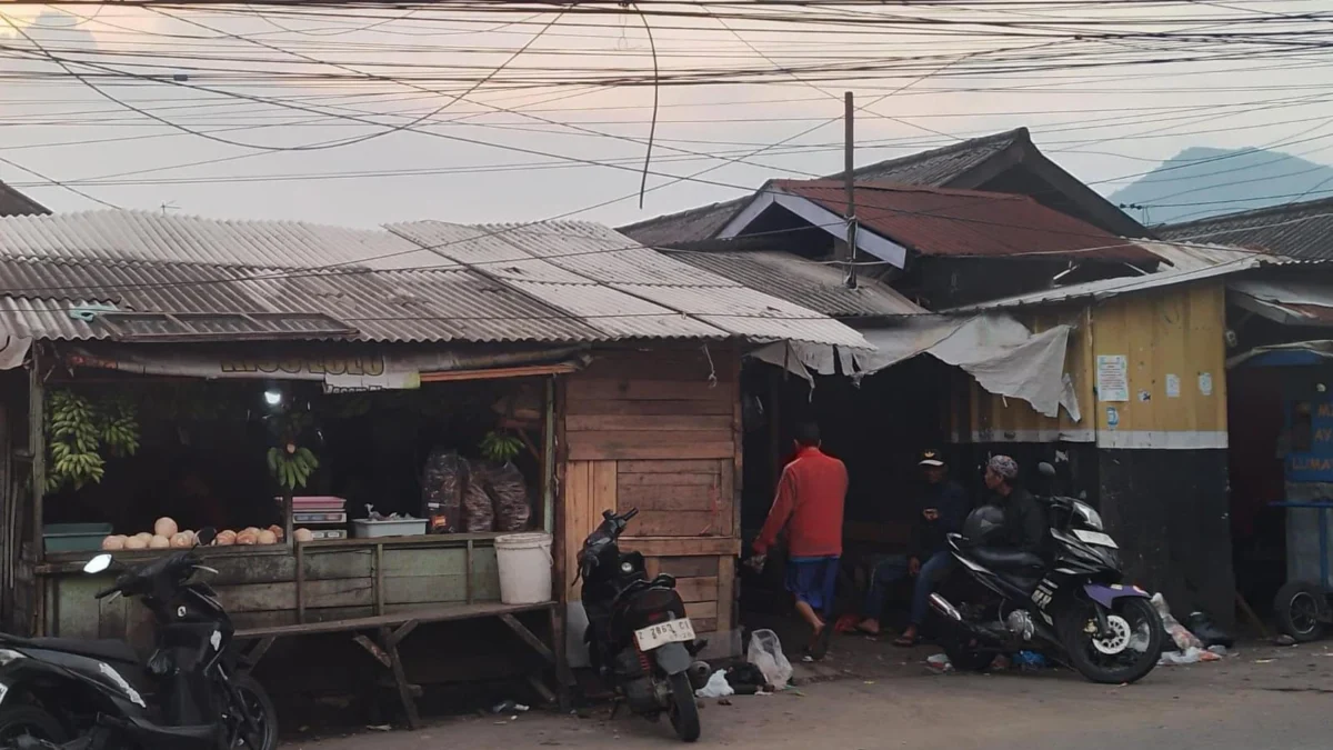 Rp600 Juta untuk Pasar Parakanmuncang Dinilai Mubazir, Pakar: Lebih Baik untuk Relokasi Ilustrasi: Kumuhnya Pasar Parakanmuncang di wilayah Desa Sindangpakuon, Kexamatan Cimanggung, Kabupaten Sumedang. (Yanuar Baswata/Jabar Ekspres)
