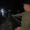Kepala Desa (Kades) Bojongsari Asep Sunandar saat meninjau lokasi patahnya jembatan apung penghubung antara Kecamatan Bojongsoang dan Baleendah, Jumat (23/5) malam. Foto Agi
