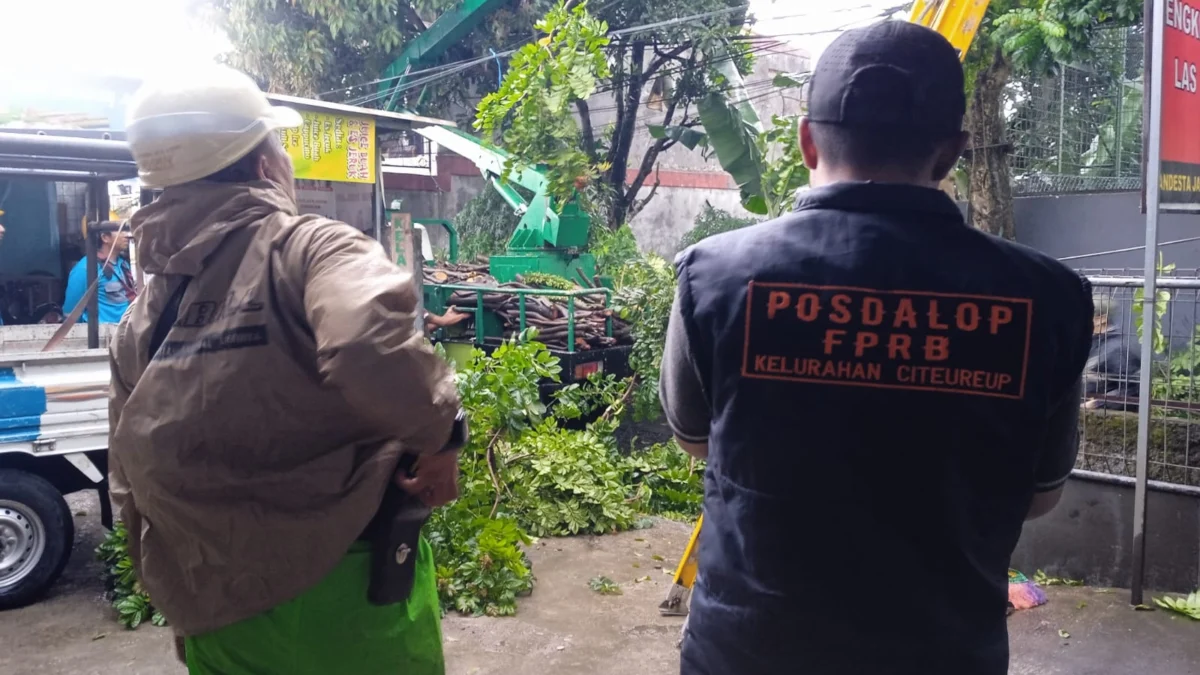 Tanpa Upah, Tanpa Pamrih, Relawan Posdalops Citeureup Bergerak Demi Kemanusiaan Relawan Posdalop Kelurahan Citeureup saat Menangani Pohon Tumbang (istimewa)
