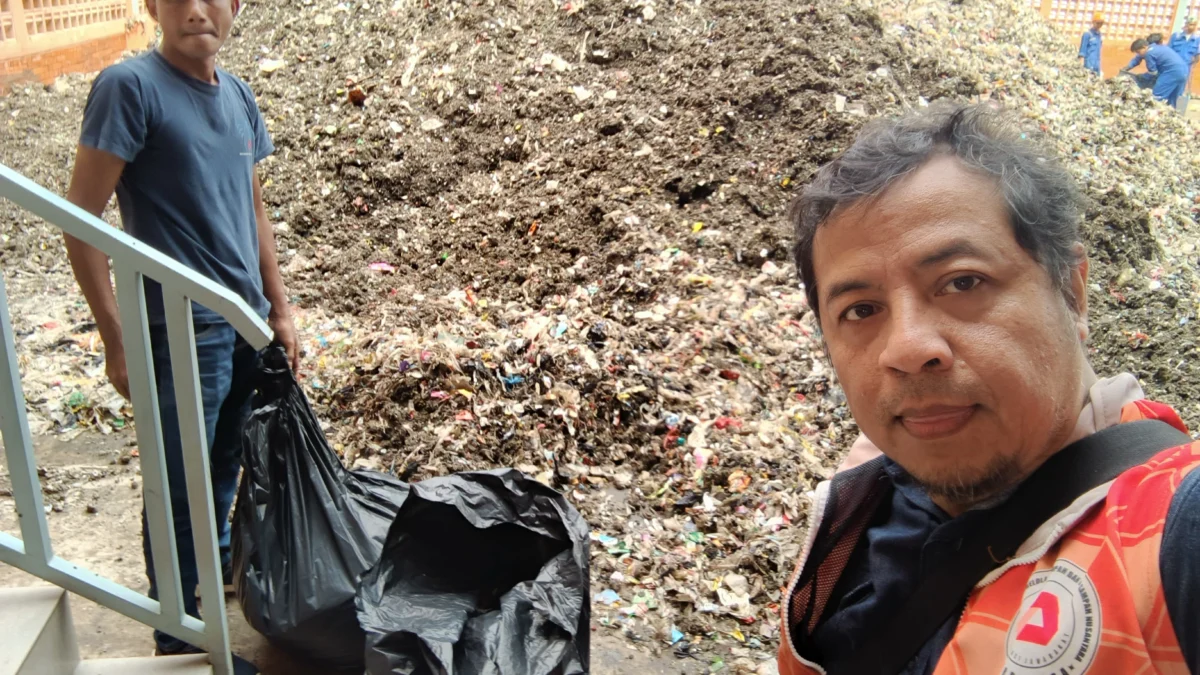 Warga Cimahi masih acuh terkait sampah. (foto/Mong)