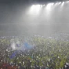 Potret suporter Persib Bandung turun ke lapang Stadion GBLA/Foto: Hari Priyadi/Jabar Ekspres/
