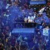Sejumlah pesepak bola Persib Bandung dan official membawa tropi saat pawai menaiki kendaraan Maung melintasi Jalan Wastukencana, Bandung, Minggu (25/5). Pawai Tim Persib Bandung yang diikuti ribuan warga Kota Bandung untuk merayakan gelar juara Persib Bandung Liga 1 Indonesia musim 2024-2025. Foto: Dimas Rachmatsyah / Jabar Ekspres