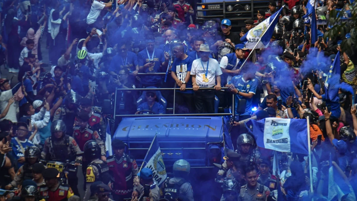 Setengah Hari Tanpa Aturan di Bandung Sejumlah pesepak bola Persib Bandung dan official membawa tropi saat pawai menaiki kendaraan Maung melintasi Jalan Wastukencana, Bandung, Minggu (25/5). Pawai Tim Persib Bandung yang diikuti ribuan warga Kota Bandung untuk merayakan gelar juara Persib Bandung Liga 1 Indonesia musim 2024-2025. Foto: Dimas Rachmatsyah / Jabar Ekspres