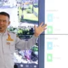 Kadishub Bandung Barat, Fauzan Azima saat memantau arus lalu lintas melalui Auto Traffic Control System (ATCS) di Command Centre (CC Room). Dok Jabar Ekspres/Suwitno