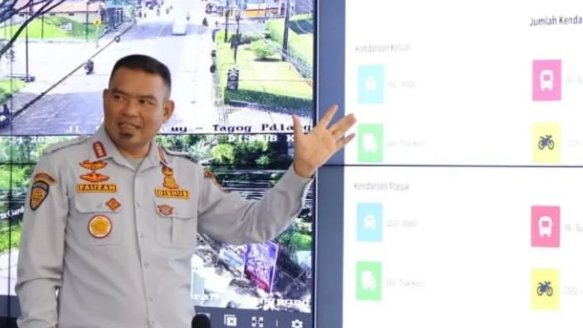 Kadishub Bandung Barat, Fauzan Azima saat memantau arus lalu lintas melalui Auto Traffic Control System (ATCS) di Command Centre (CC Room). Dok Jabar Ekspres/Suwitno