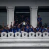 Skuad Persib Bandung mengangkat piala Liga 1 di Gedung Sate, Minggu (25/5)/Foto: Hendrik Muchlison/Jabar Ekspres/