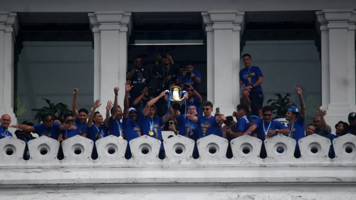 Skuad Persib Bandung mengangkat piala Liga 1 di Gedung Sate, Minggu (25/5)/Foto: Hendrik Muchlison/Jabar Ekspres/