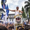 Gubernur Jawa Barat Dedi Mulyadi diarak menggunakan sisingaan di depan Gedung Sate, Kota Bandung, Minggu (25/5). Pawai Tim Persib Bandung yang diikuti ribuan warga Kota Bandung untuk merayakan gelar juara Persib Bandung Liga 1 Indonesia musim 2024-2025. Foto: Dimas Rachmatsyah / Jabar Ekspres