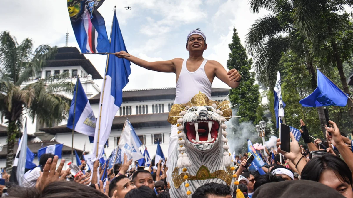 Gubernur Jawa Barat Dedi Mulyadi diarak menggunakan sisingaan di depan Gedung Sate, Kota Bandung, Minggu (25/5). Pawai Tim Persib Bandung yang diikuti ribuan warga Kota Bandung untuk merayakan gelar juara Persib Bandung Liga 1 Indonesia musim 2024-2025. Foto: Dimas Rachmatsyah / Jabar Ekspres