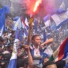 Bobotoh merayakan gelar juara Persib Bandung di depan Gedung Sate, Kota Bandung, Minggu (25/5). Pawai Tim Persib Bandung yang diikuti ribuan warga Kota Bandung untuk merayakan gelar juara Persib Bandung Liga 1 Indonesia musim 2024-2025. Foto: Dimas Rachmatsyah / Jabar Ekspres