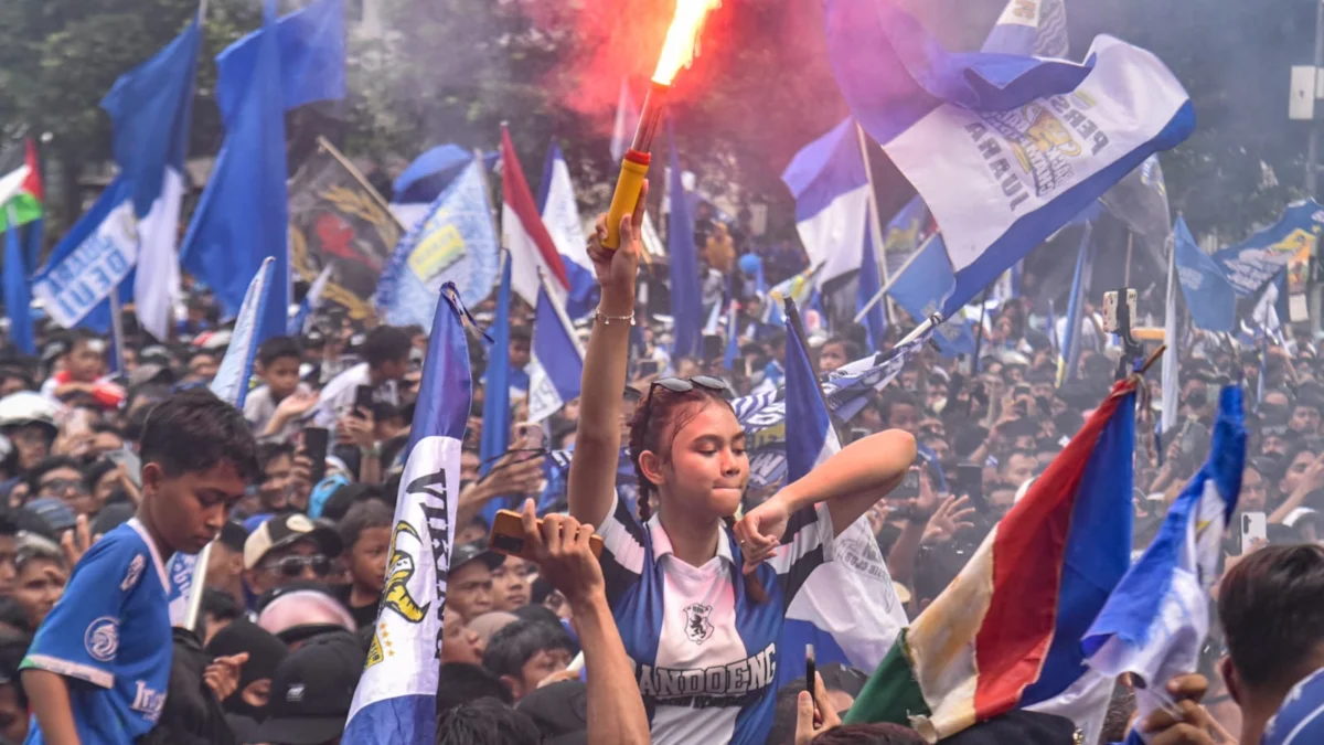 Bobotoh merayakan gelar juara Persib Bandung di depan Gedung Sate, Kota Bandung, Minggu (25/5). Pawai Tim Persib Bandung yang diikuti ribuan warga Kota Bandung untuk merayakan gelar juara Persib Bandung Liga 1 Indonesia musim 2024-2025. Foto: Dimas Rachmatsyah / Jabar Ekspres