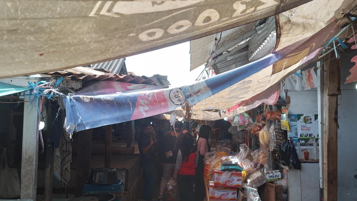 Kumuhnya Pasar Parakanmuncang di wilayah Desa Sindangpakuon, Kecamatan Cimanggung, Kabupaten Sumedang kian memprihatinkan. (Yanuar Baswata/Jabar Ekspres)
