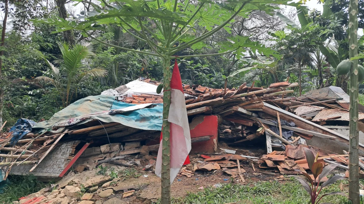 Potret rumah warga ambruk di Rancabungur, Kabupaten Bogor/Foto: Sandika/Jabar Ekspres