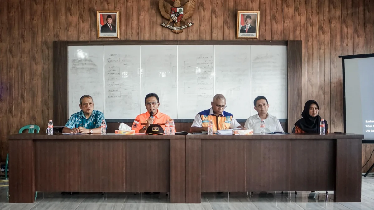 Banjir Landa Panumbangan, Bupati Ciamis dan BBWS Citanduy Galang Penanganan Darurat Bupati Ciamis Herdiat Sunarya (dua kiri) bersama Kepala BBWS Citanduy Elroy Koyari (dua kanan) saat menggelar rapat darurat penanganan banjir di Panumbangan belum lama ini. (Cecep Herdi/Jabar Ekspres)