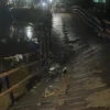 Kondisi jembatan apung cijeruk atau jembatan leuwi balem yang patah dibagian tengah akibat tak kuat menahan beban dan derasnya aliran sungai citarum, Jumat (23/5). Foto Agi