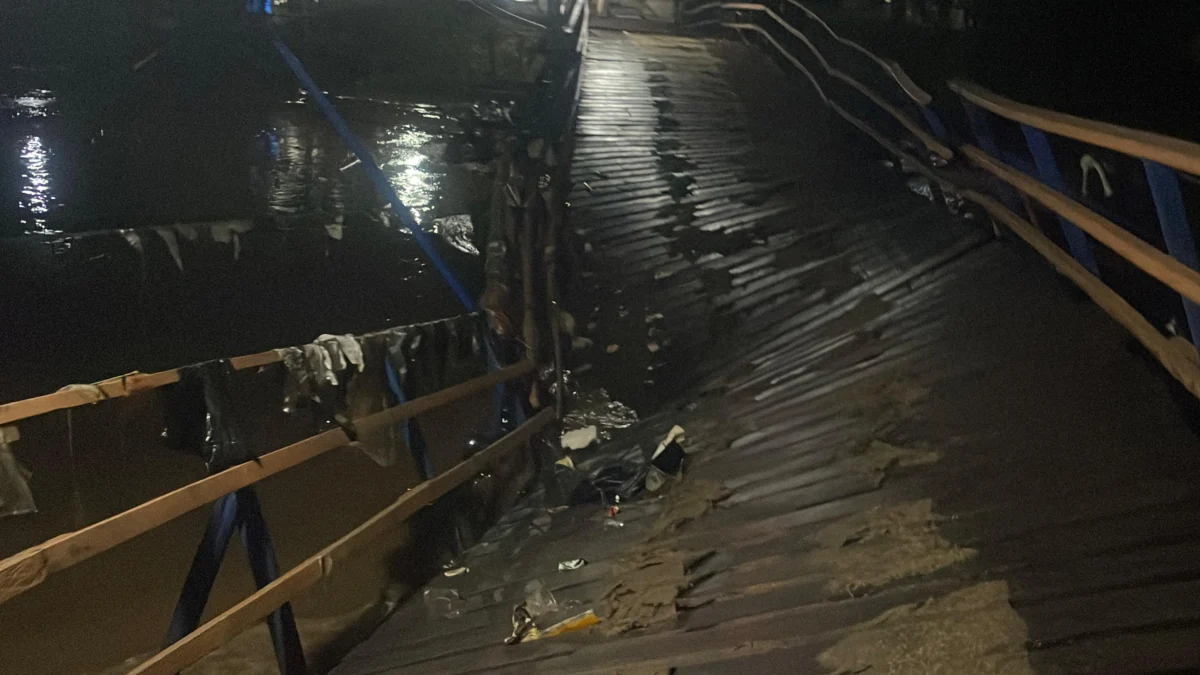 Bupati Larang Penggunaan Jembatan Apung Cijeruk, Pemkab Siapkan Pembangunan Jembatan Permanen Kondisi jembatan apung cijeruk atau jembatan leuwi balem yang patah dibagian tengah akibat tak kuat menahan beban dan derasnya aliran sungai citarum, Jumat (23/5). Foto Agi