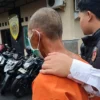 Pelaku berinsial S yang menyetubuhi anak kandungnya berkali-kali digiring Satreskrim Polres Ciamis, Senin (26/5-2025). (Cecep Herdi/Jabar Ekspres)