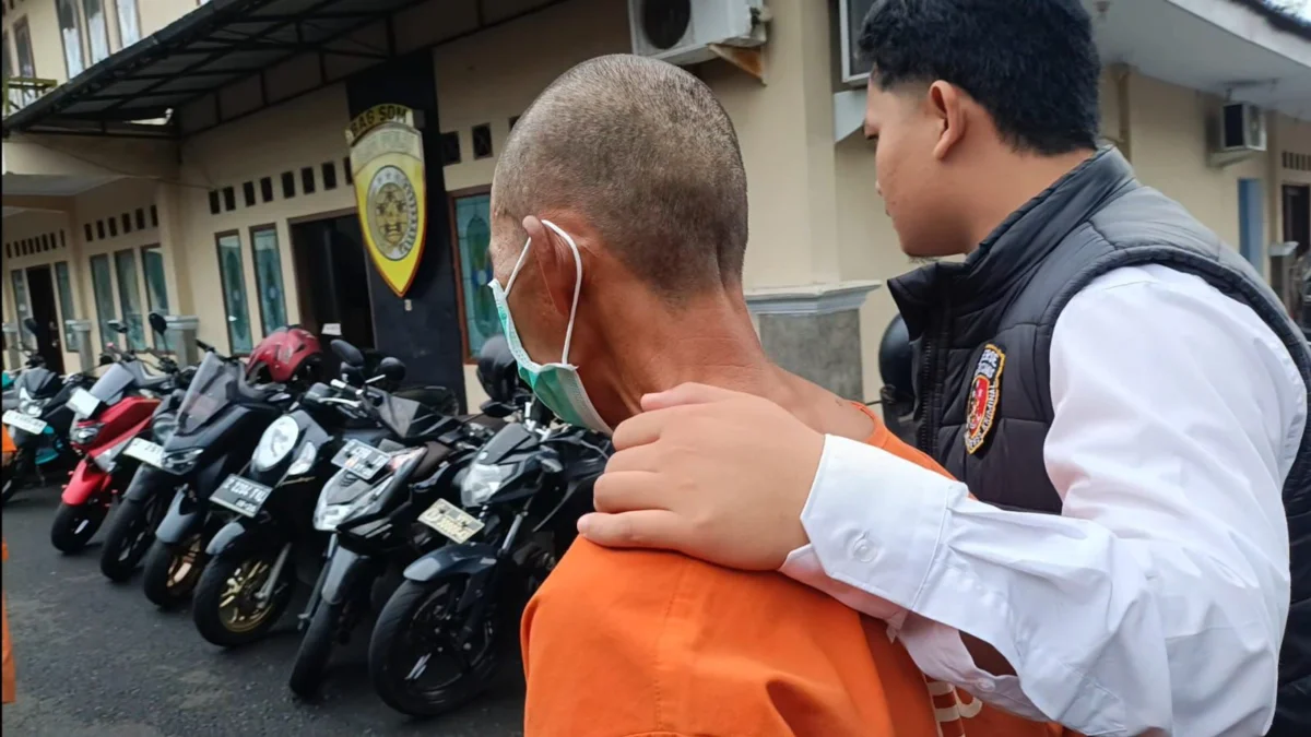 Bejat! Ayah Kandung di Ciamis Rudapaksa Anak Sendiri Berkali-Kali Pelaku berinsial S yang menyetubuhi anak kandungnya berkali-kali digiring Satreskrim Polres Ciamis, Senin (26/5-2025). (Cecep Herdi/Jabar Ekspres)