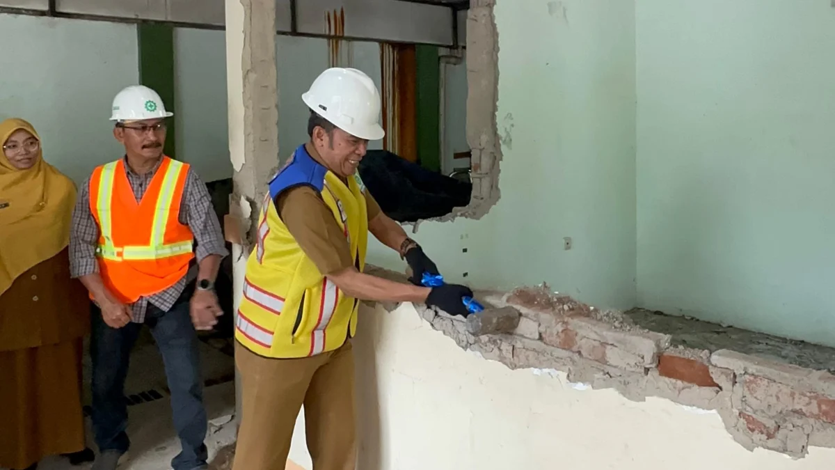 Tancap Gas 100 Hari Kerja, Pemkot Cimahi Bangun Puskesmas Pembantu di Cibeureum Wali Kota Cimahi, Ngatiyana sedang memukul tembok Puskesmas Pembantu Cibeureum, Kota Cimahi. (foto/Mong)