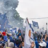 Bobotoh menonton konvoi perayaan juara liga 1 Persib Bandung di Jalan Wastukencana, Kota Bandung, Minggu (25/5). Foto: Dimas Rachmatsyah / Jabar Ekspres