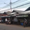 Ilustrasi: Kumuhnya Pasar Parakanmuncang di wilayah Desa Sindangpakuon, Kexamatan Cimanggung, Kabupaten Sumedang rencananya akan direhab sebelum revitalisasi. (Yanuar Baswata/Jabar Ekspres)
