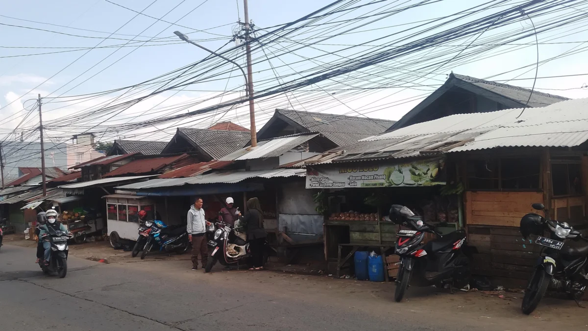 Rp600 Juta untuk Rehab Pasar Parakanmuncang, Pakar: Cerminkan Kegiatan Tak Terencana! Ilustrasi: Kumuhnya Pasar Parakanmuncang di wilayah Desa Sindangpakuon, Kexamatan Cimanggung, Kabupaten Sumedang rencananya akan direhab sebelum revitalisasi. (Yanuar Baswata/Jabar Ekspres)
