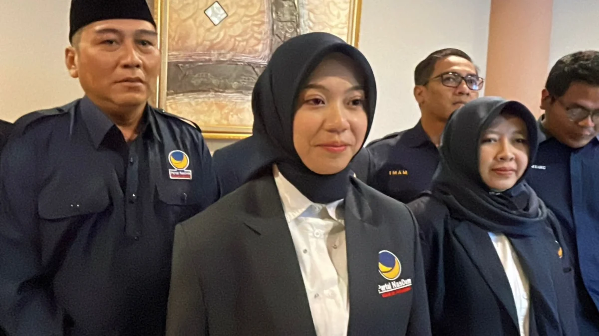 Sosok Tiara Putri Julizar, Perempuan 23 Tahun yang Jadi Ketua NasDem Termuda di Kabupaten Bandung Tiara Putri Julizar mencatat sejarah baru di tubuh Partai NasDem. Perempuan berusia 23 tahun itu resmi menjadi Ketua Dewan Pimpinan Daerah (DPD) NasDem Kabupaten Bandung. Foto Agi