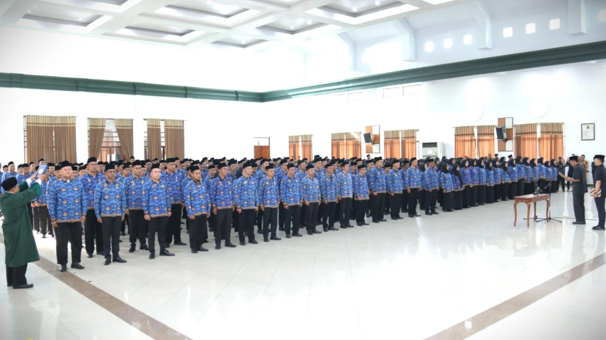 Lakukan Pelanggaran, Sepuluh ASN di Kabupaten Ciamis Dipecat! Bupati Ciamis Herdiat Sunarya saat melantik ratusan CASN dan P3K di Gedung KH Irfan Hielmy, Senin (26/5/2025). (Istimewa)