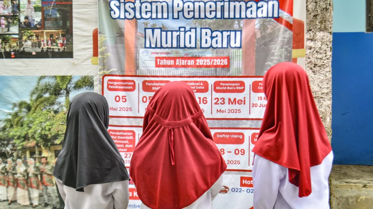 Orang Tua Diimbau Segera Lakukan Pendataan, Syarat Wajib Agar Anak Bisa Ikut SPMB Siswa melihat informasi Sistem Penerimaan Murid Baru (SPMB) tahun 2025 di Kota Bandung, Senin (26/5). Foto: Dimas Rachmatsyah / Jabar Ekspres