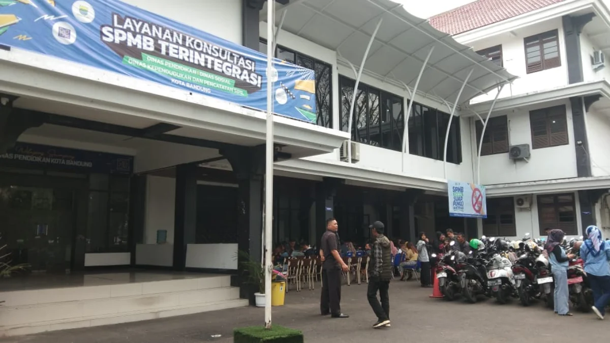 Foto ilustrasi layanan konsultasi SPBM Terintegrasi di depan Kantor Disdik Kota Bandung. (Sadam / JE)