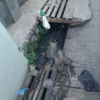 Saluran Air Tersumbat Sampah di Desa Sariwangi, Kabupaten Bandung Barat (Mong)
