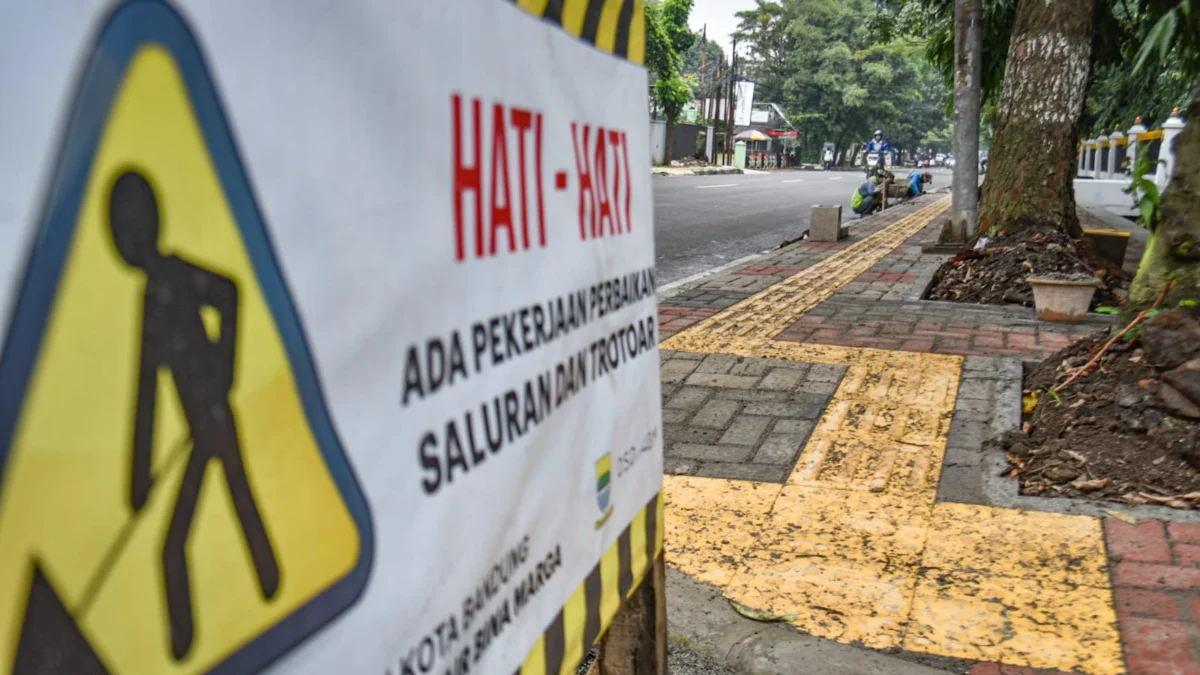 Cegah Banjir, Pemkot Bandung Perintahkan Aparat Kewilayahan Sisir Drainase Ilustrasi: Perbaikan saluran air di Kota Bandung beberapa waktu lalu. Foto: Dimas Rachmatsyah / Jabar Ekspres
