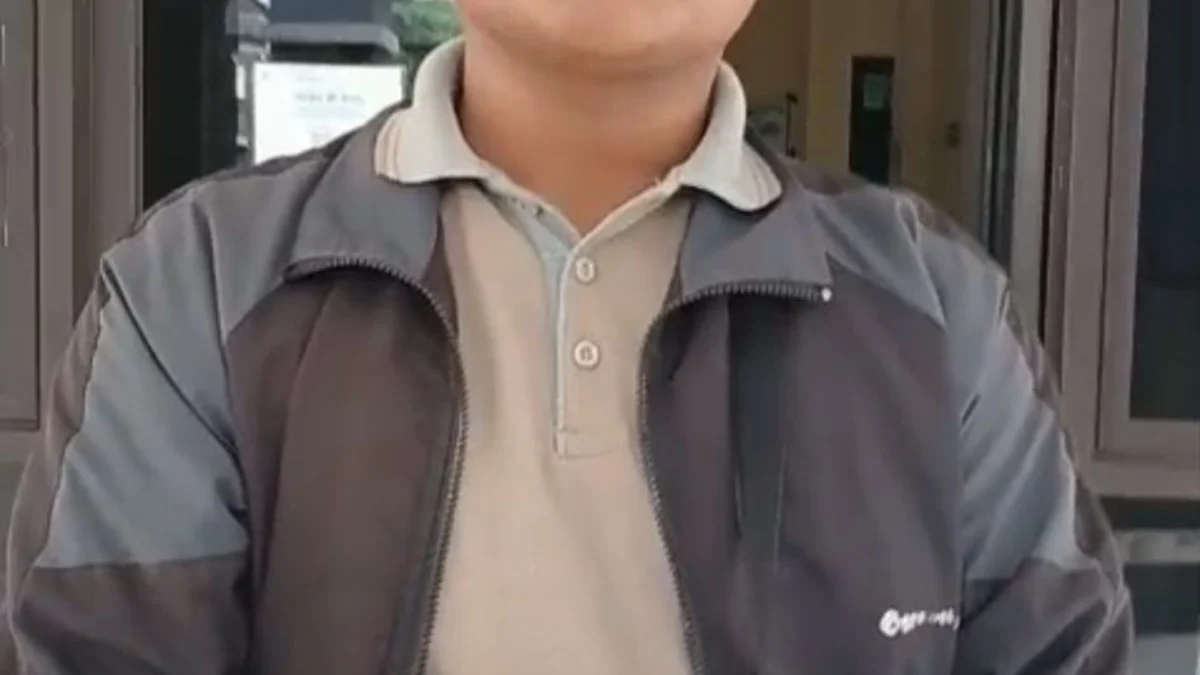 Miris, Ijazah Pemuda Ditahan Perusahaan Usai Resign Sebelum Kontrak Berakhir Riki (25 tahun) pemuda yang mengadu ke Disnaker Banjar Senin (26/5/2026) lantaran ijazah SMA miliknya ditahan pihak perusahaan karena harus membayar penalti setelah resign dari pekerjaannya. (Cecep Herdi/Jabar Ekspres)