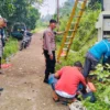 Polisi mengecek kabel PLN yang dicuri di Tanjungsari Bogor