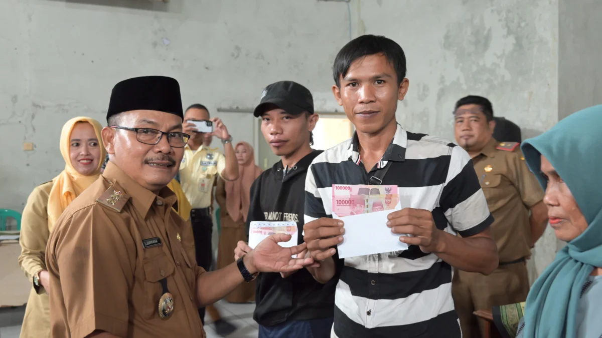Pemerintah Kota Banjar kembali menyalurkan bantuan langsung tunai (BLT) kepada 2.447 keluarga miskin dan rentan