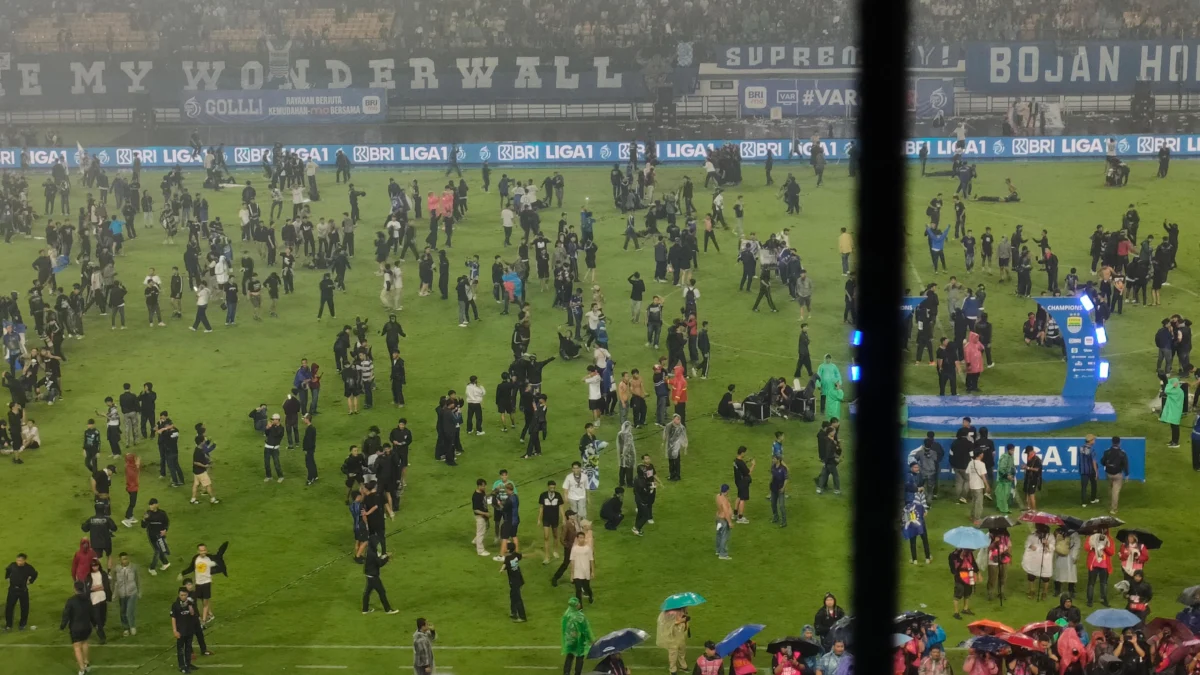 Terduga Pelaku Pengrusakan Fasilitas GBLA Ditangkap Dok. Para suporter turun ke lapangan usai Persib jadi juara dan tumbangkan persis solo kemarin. Foto. Sandi Nugraha.