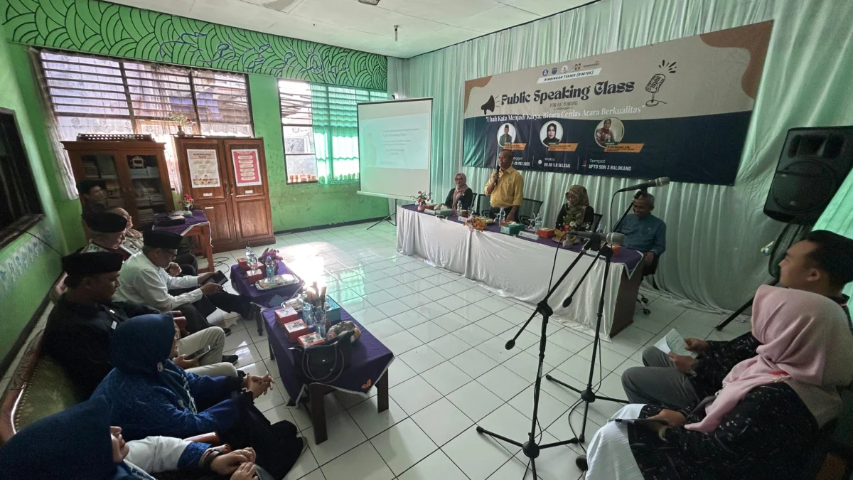 Tingkatkan Kompetensi, Puluhan Guru di Banjar Ikuti Pelatihan Public Speaking dan MC Formal 81 peserta yang terdiri dari guru, kepala sekolah, dan masyarakat mengikuti pelatihan Public Speaking Class for MC Formal yang digelar di SD Negeri 3 Balokang,