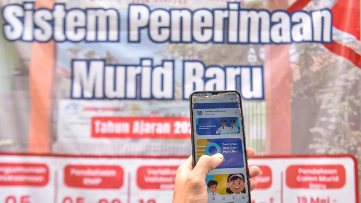 SPMB Buka Peluang Calon Peserta Didik Baru Bersekolah di SMP Luar Domisili Ilustrasi: Orang tua siswa membuka laman SPMB. Foto: Dimas Rachmatsyah / Jabar Ekspres