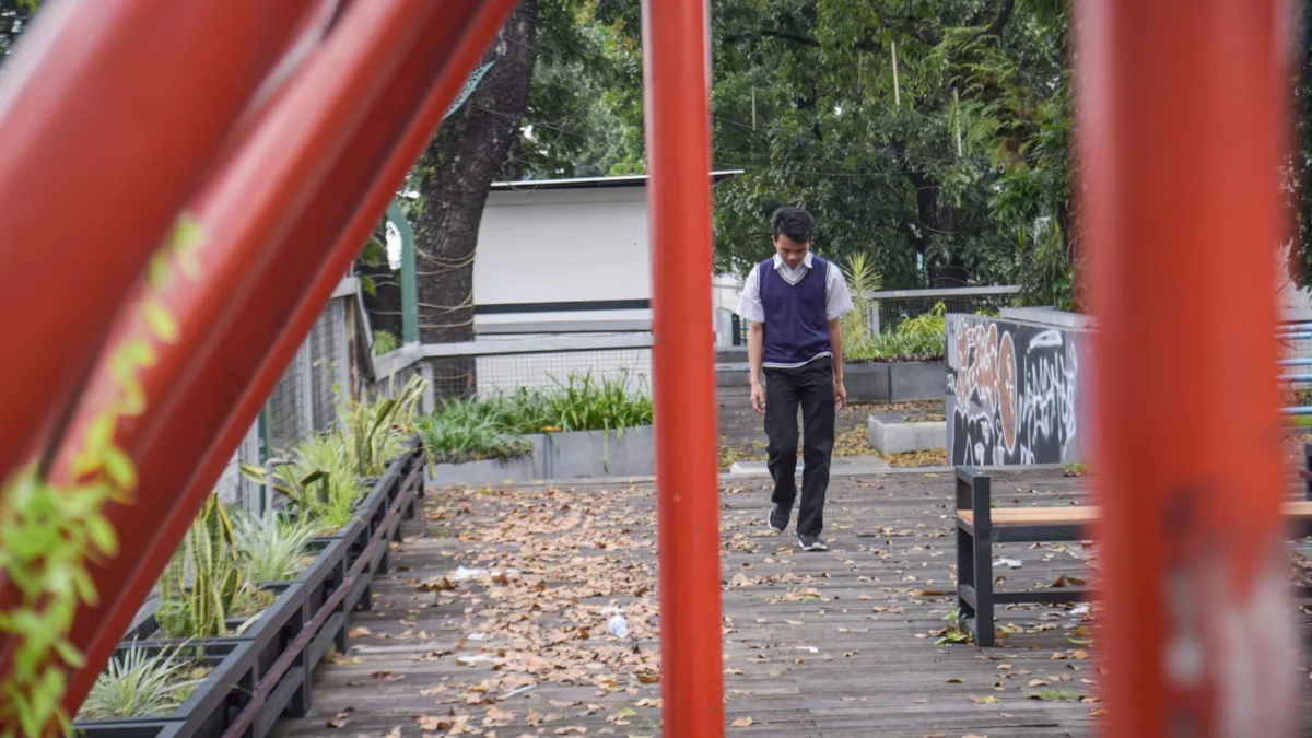 Dedi Mulyadi Bakal Terapkan Jam Malam Bagi Remaja, Pemkot Bandung Sambut Positif Ilustrasi: Seorang pelajar pulang sekolah. Foto: Dimas Rachmatsyah / Jabar Ekspres