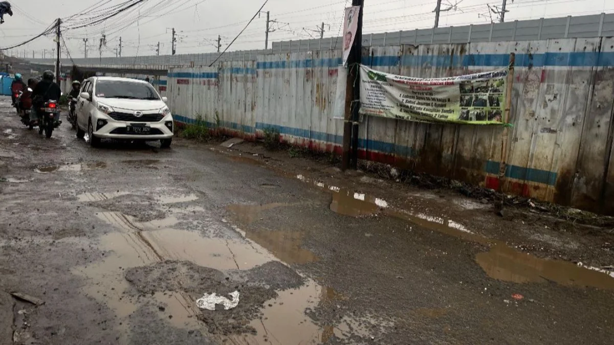 Kondisi Jalan Kebon Kalapa Ngamprah, Bandung Barat. Dok Jabar Ekspres/Suwitno