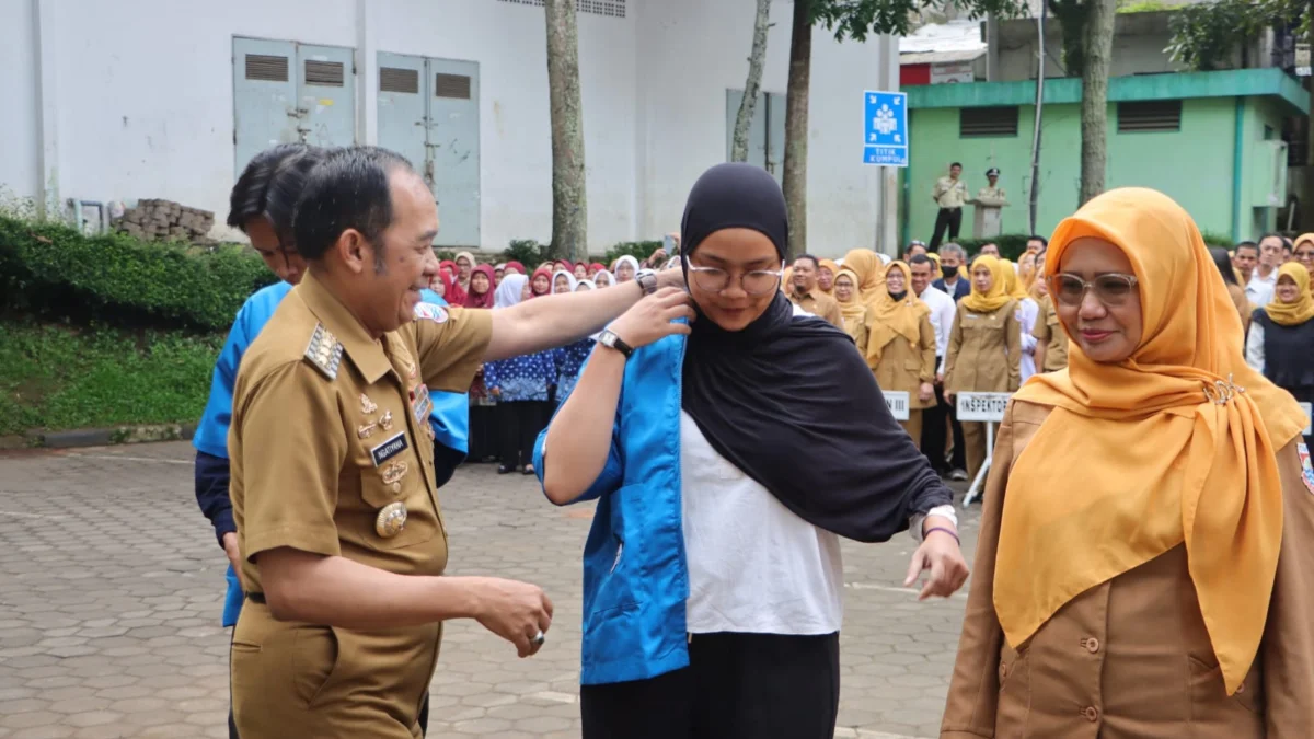Wali Kota Cimahi, Ngatiyana saat Penyerahan Simbolis Pelepasan Tim Pemeriksa Hewan Kurban (mong)
