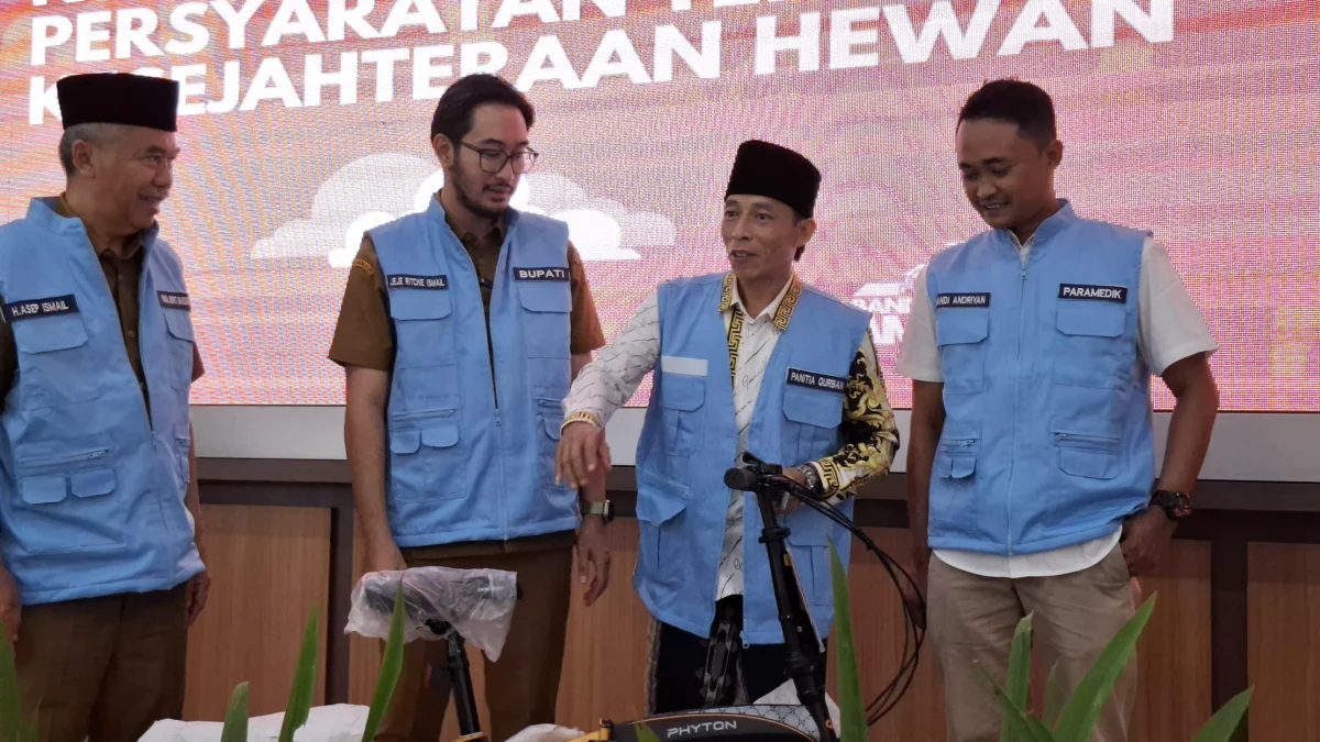 Bupati dan Wakil Bupati Bandung Barat, Jeje Ritchie-Asep Ismail saat menghadiri giat sosialisasi tata cara penyembelihan hewan kurban sesuai dengan persyaratan teknis kesejahteraan hewan di Gedung LPMP Padalarang. Selasa (27/5). Dok Jabar Ekspres/Suwitno
