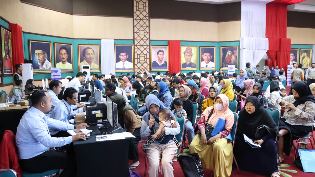 Gelar Gebyar Adminduk, Disdukcapil Jamin Layanan Kependudukan selesai Satu Hari Disdukcapil menggelar Adiminstrasi Kependudukan (Adminduk)