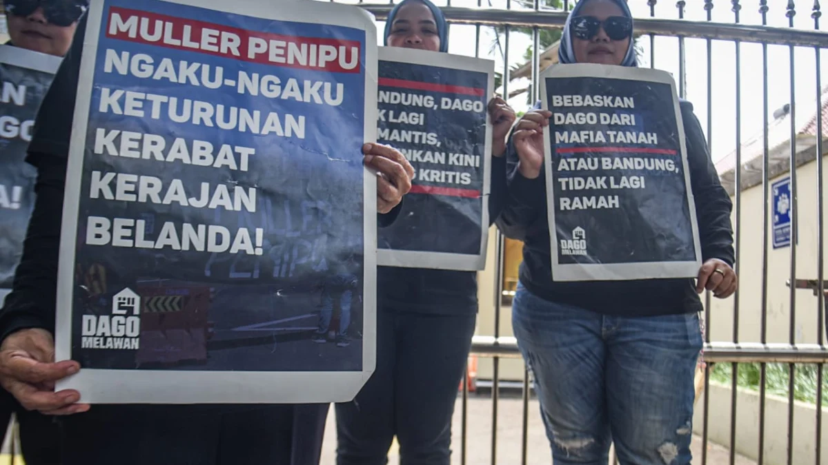 Sejumlah warga Dago Elos menggelar aksi di depan PTUN, Kota Bandung, Selasa (27/5). Foto: Dimas Rachmatsyah / Jabar Ekspres