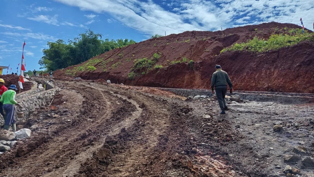 Anggota Satpol PP Sumedang saat lakukan pengecekan proyek perumahan PT Maega Semesta Persada, yang sudah beraktivitas dua bulan tapi diduga belum kantongi izin, tepatnya berada di wilayah Dusun Kiara Jegang, RT04 RW02, Desa Mekarbakti, Kecamatan Pamulihan, Kabupaten Sumedang.