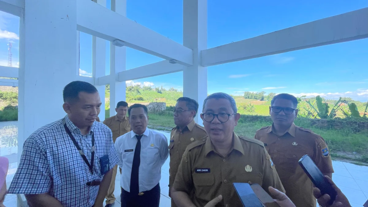 Sekda Bandung Barat, Ade Zakir saat meninjau Gedung baru DPRD KBB di Jalan Cijamil-Cisarua, Desa Cilame, Kecamatan Ngamprah. Selasa (27/5). Dok Jabar Ekspres/Suwitno