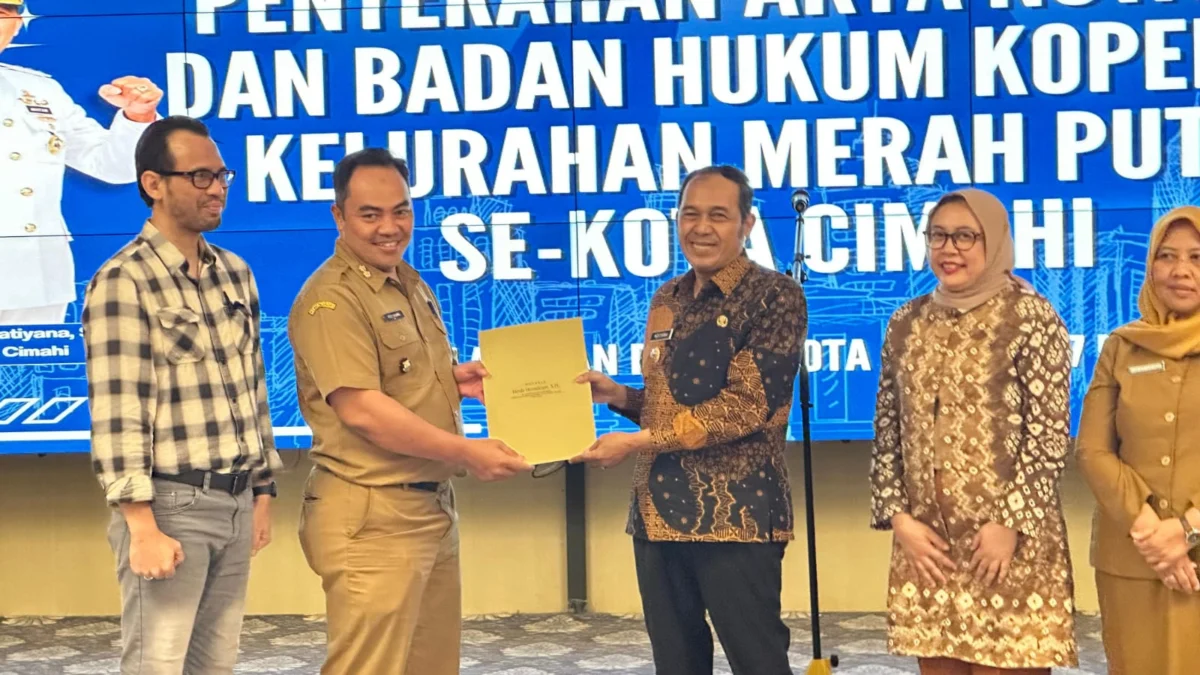 Resmi Terbentuk, Koperasi Merah Putih Cimahi Siap Tekan Beban Ekonomi Masyarakat Wali Kota Cimahi, Ngatiyana saat Penyerahan Akte Notaris & Badan Hukum Koperasi Kelurahan Merah Putih se-Kota Cimahi (mong)