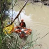 Tim SAR Gabungan saat melakukan evakuasi ditemukannya korban hilang tenggelam dan terseret arus Sungai Cipelang, tepatnya di wilayah Desa Ujungjaya, Kecamatan Ujungjaya, Kabupaten Sumedang. (Kantor SAR Bandung for Jabar Ekspres)